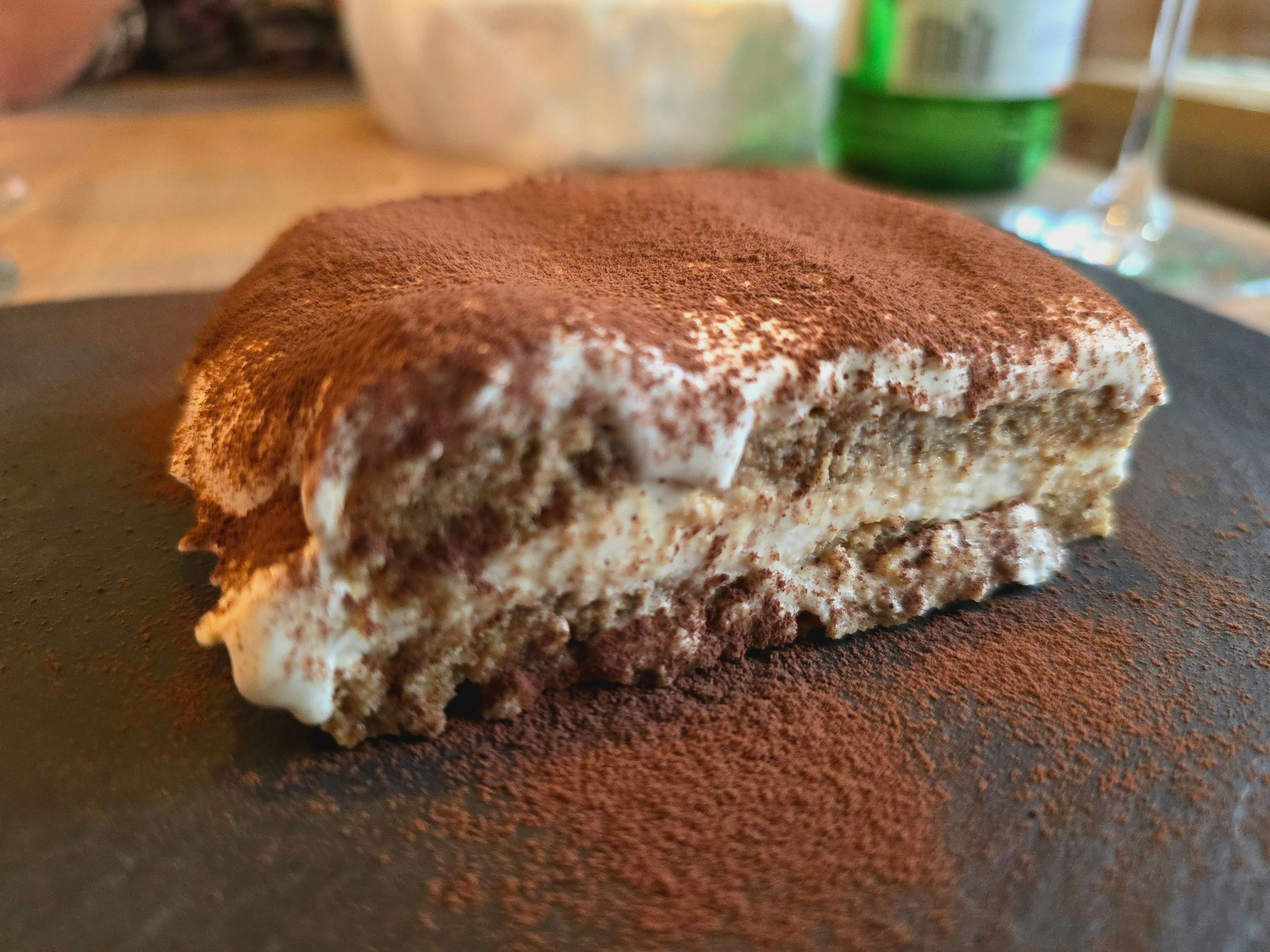Ein Stück Tiramisu liegt auf einem Teller.
