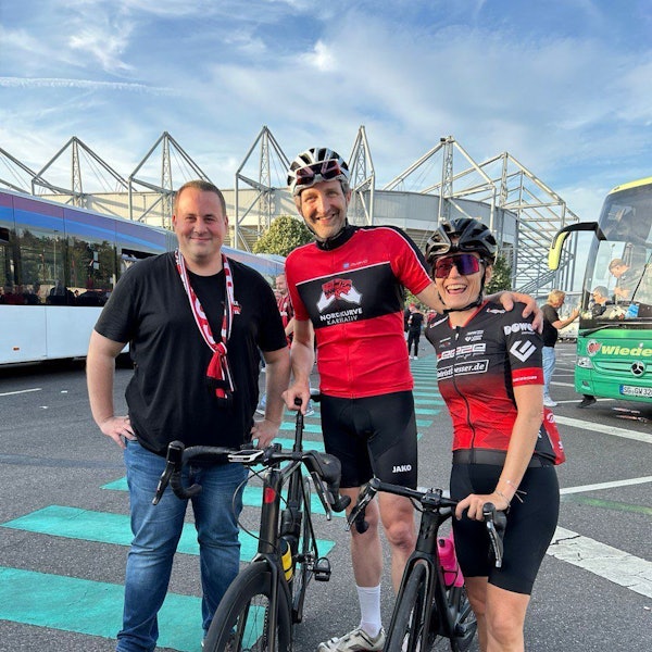 Drei Menschen vor dem Stadion in Mönchengladbach