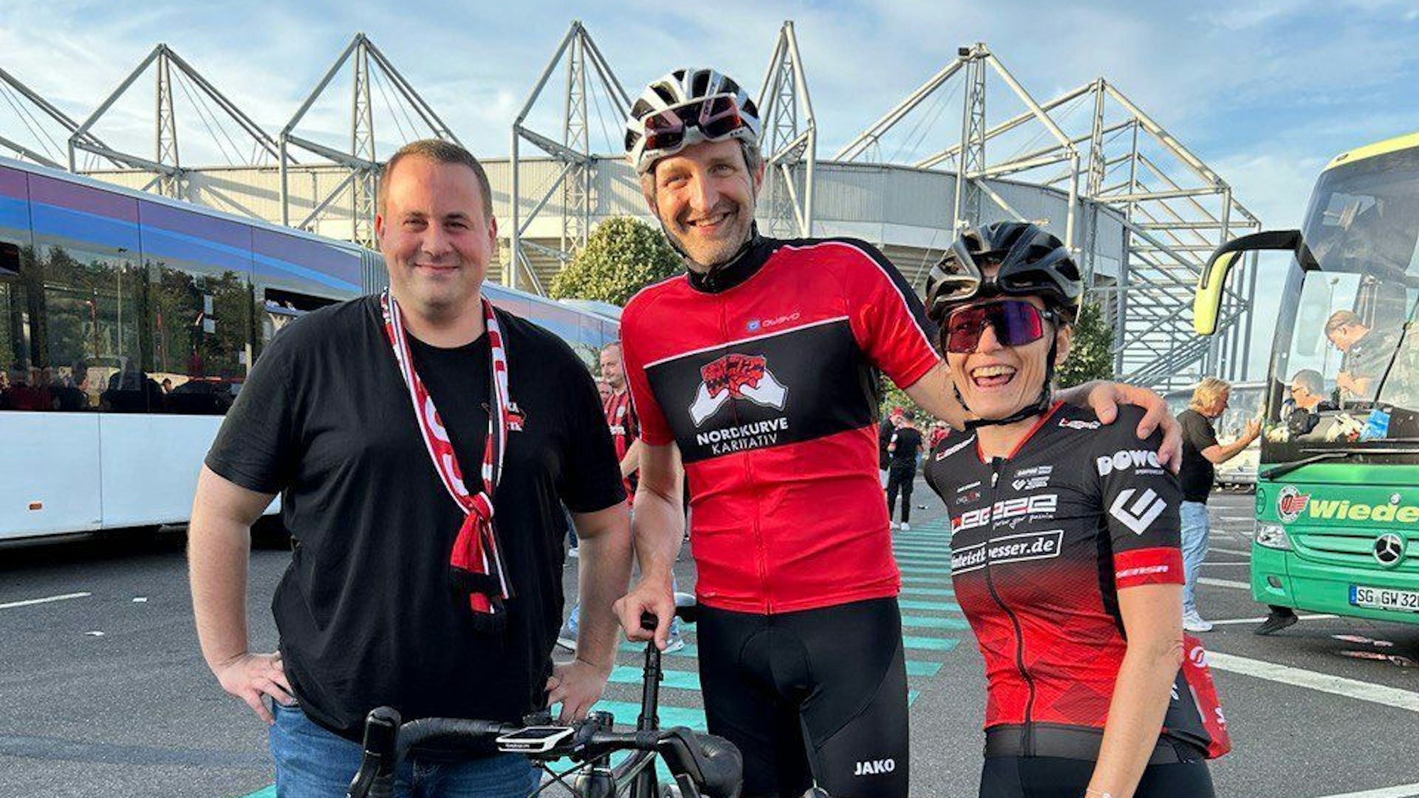 Drei Menschen vor dem Stadion in Mönchengladbach