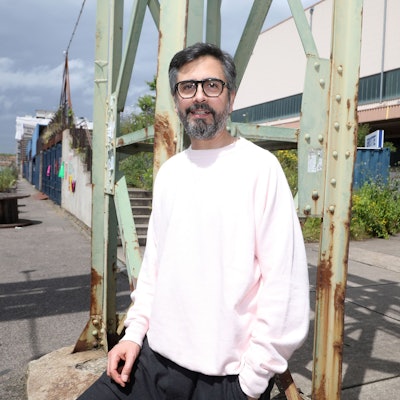 Der Regisseur Rafael Sanchez steht vor dem Depot in Köln.