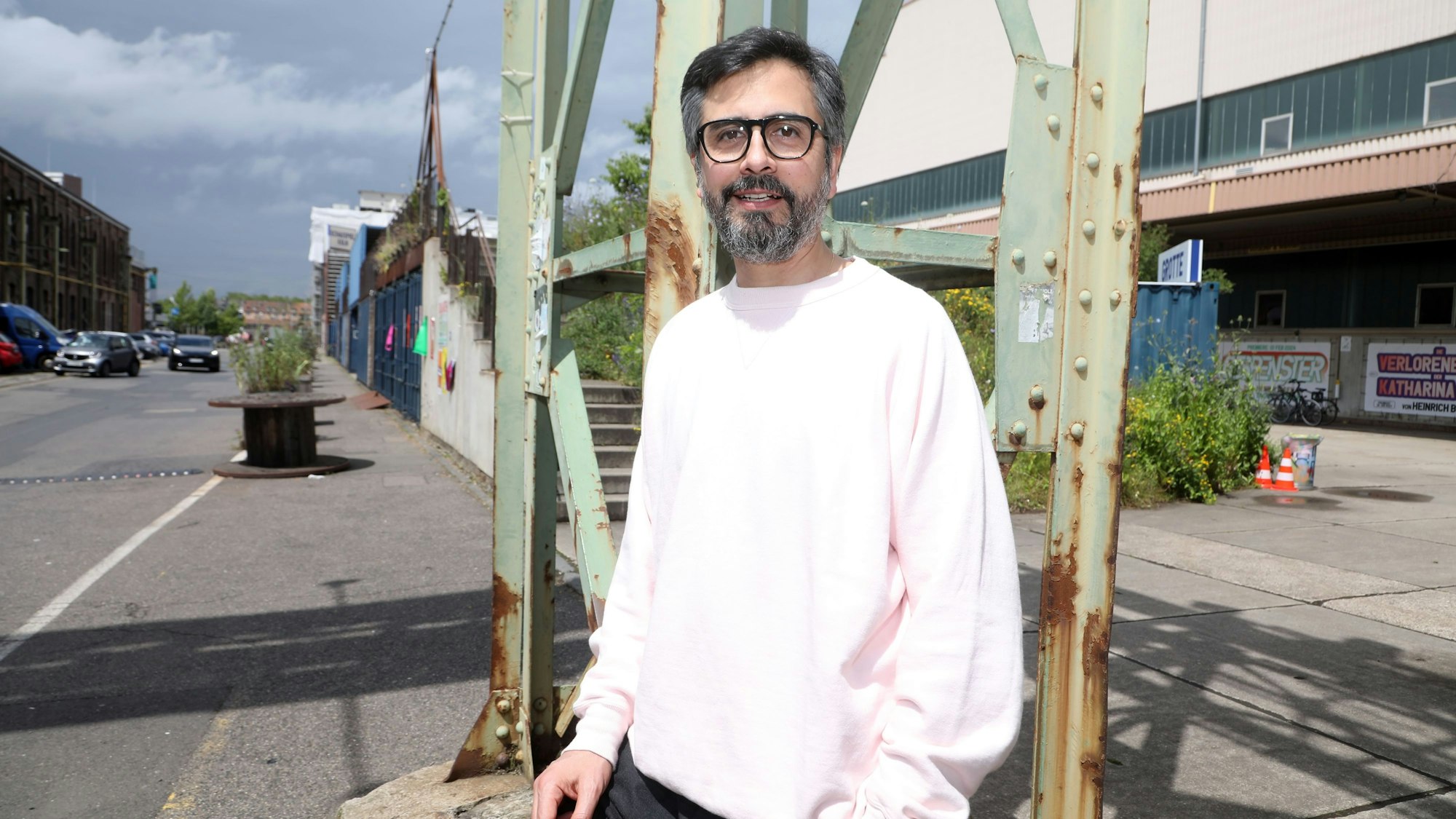 Der Regisseur Rafael Sanchez steht vor dem Depot in Köln.