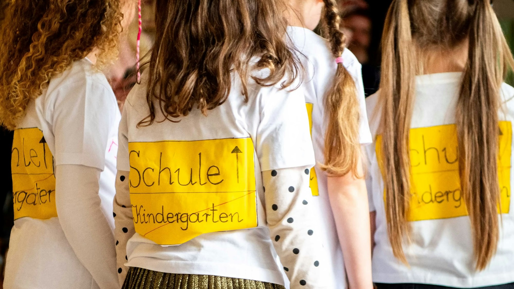 Das Bild zeigt vier Kita-Kinder kurz vor dem Start der Schule.