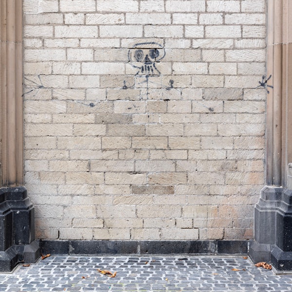 Das beschädigte Skelett von Harald Naegeli an St. Cäcilien/Museum Schnütgen von 1989