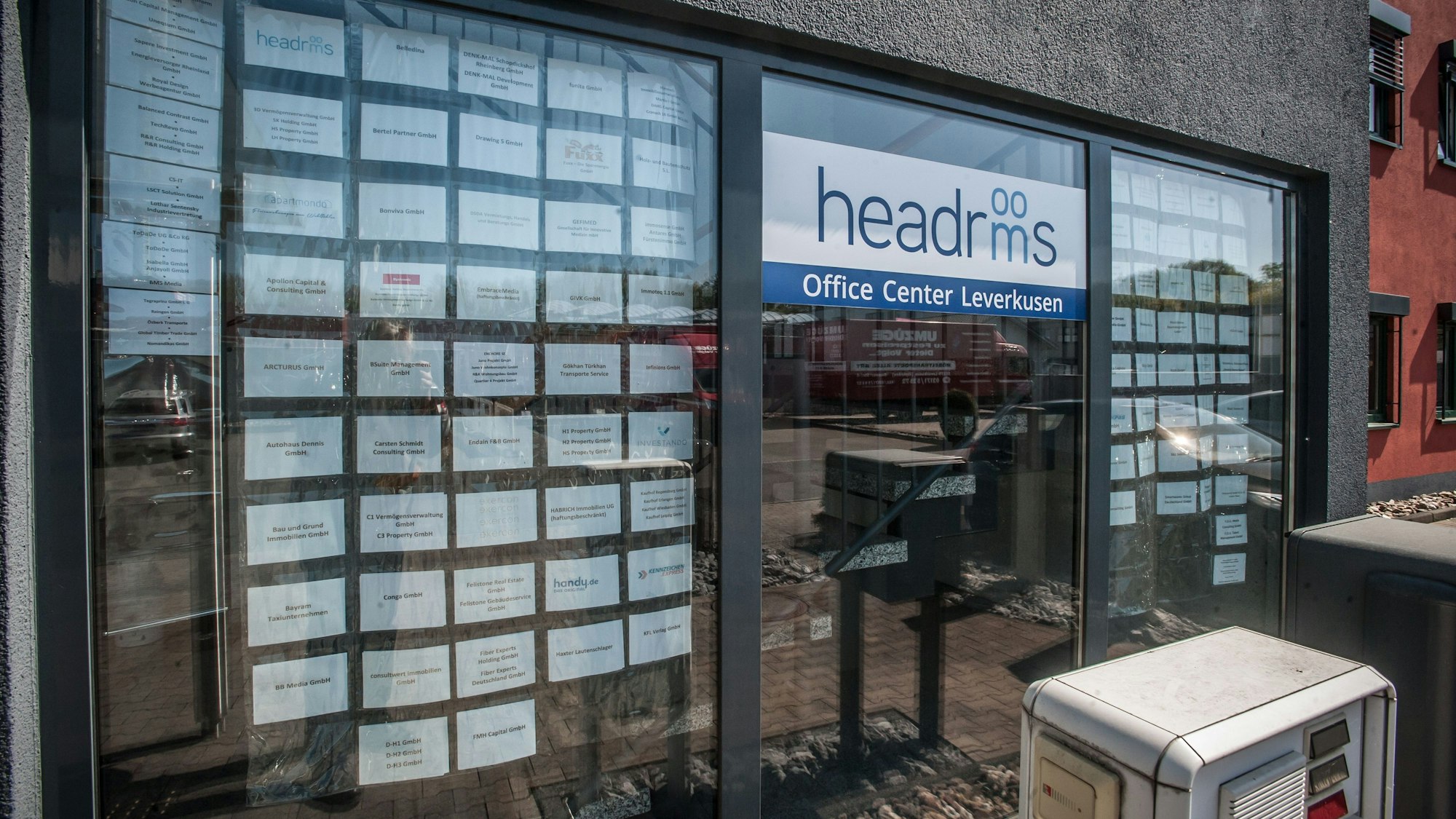 Bürohaus mit Sammelbriefkasten