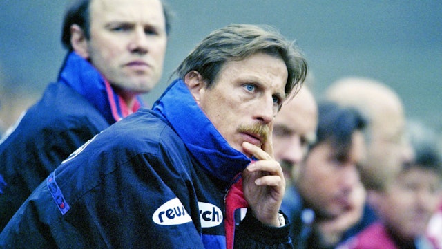 Sitzen in der Saison 1996/1997 beim Spiel gegen Fortuna Düsseldorf auf der Trainerbank von Bayer 04 Leverksuen: Christoph Daum und Co-Trainer Roland Koch.