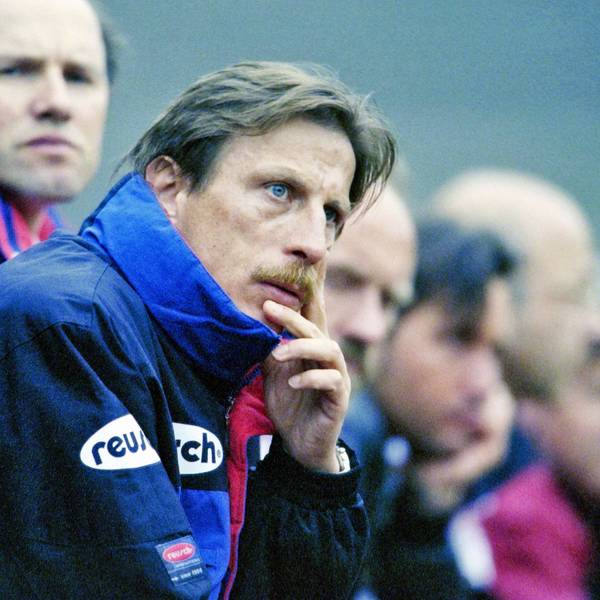 Sitzen in der Saison 1996/1997 beim Spiel gegen Fortuna Düsseldorf auf der Trainerbank von Bayer 04 Leverksuen: Christoph Daum und Co-Trainer Roland Koch.