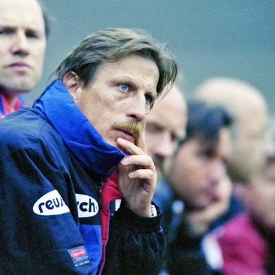 Sitzen in der Saison 1996/1997 beim Spiel gegen Fortuna Düsseldorf auf der Trainerbank von Bayer 04 Leverksuen: Christoph Daum und Co-Trainer Roland Koch.
