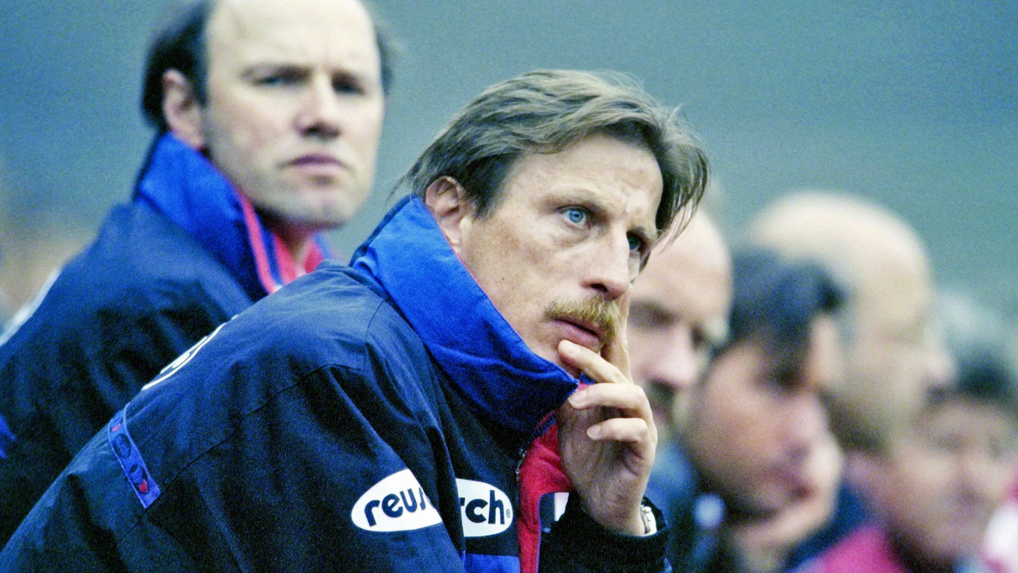 Sitzen in der Saison 1996/1997 beim Spiel gegen Fortuna Düsseldorf auf der Trainerbank von Bayer 04 Leverksuen: Christoph Daum und Co-Trainer Roland Koch.