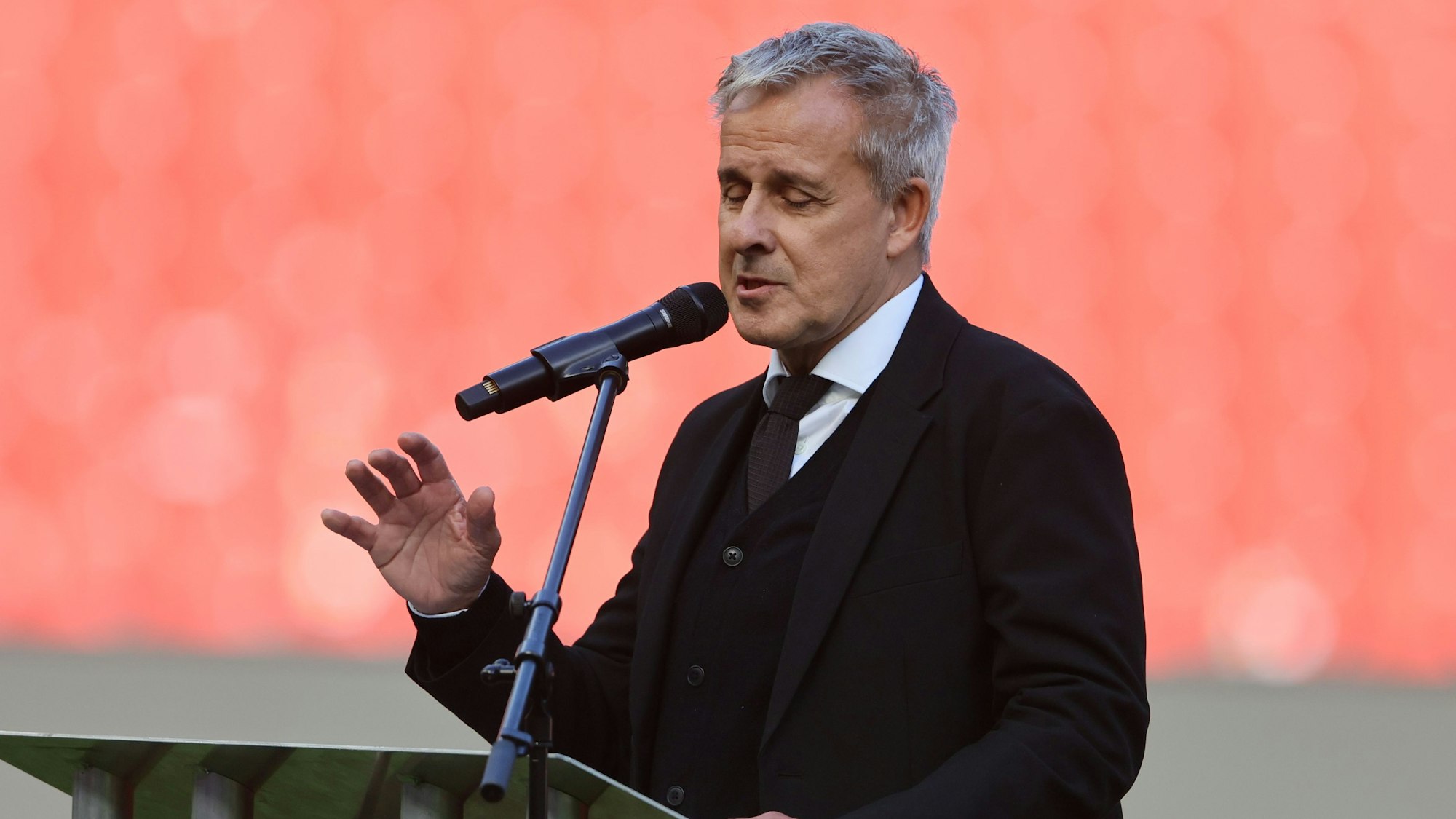Er wollte eigentlich nicht sprechen. Doch Pierre Littbarski sorgte für den vielleicht emotionalsten Moment des Tages.