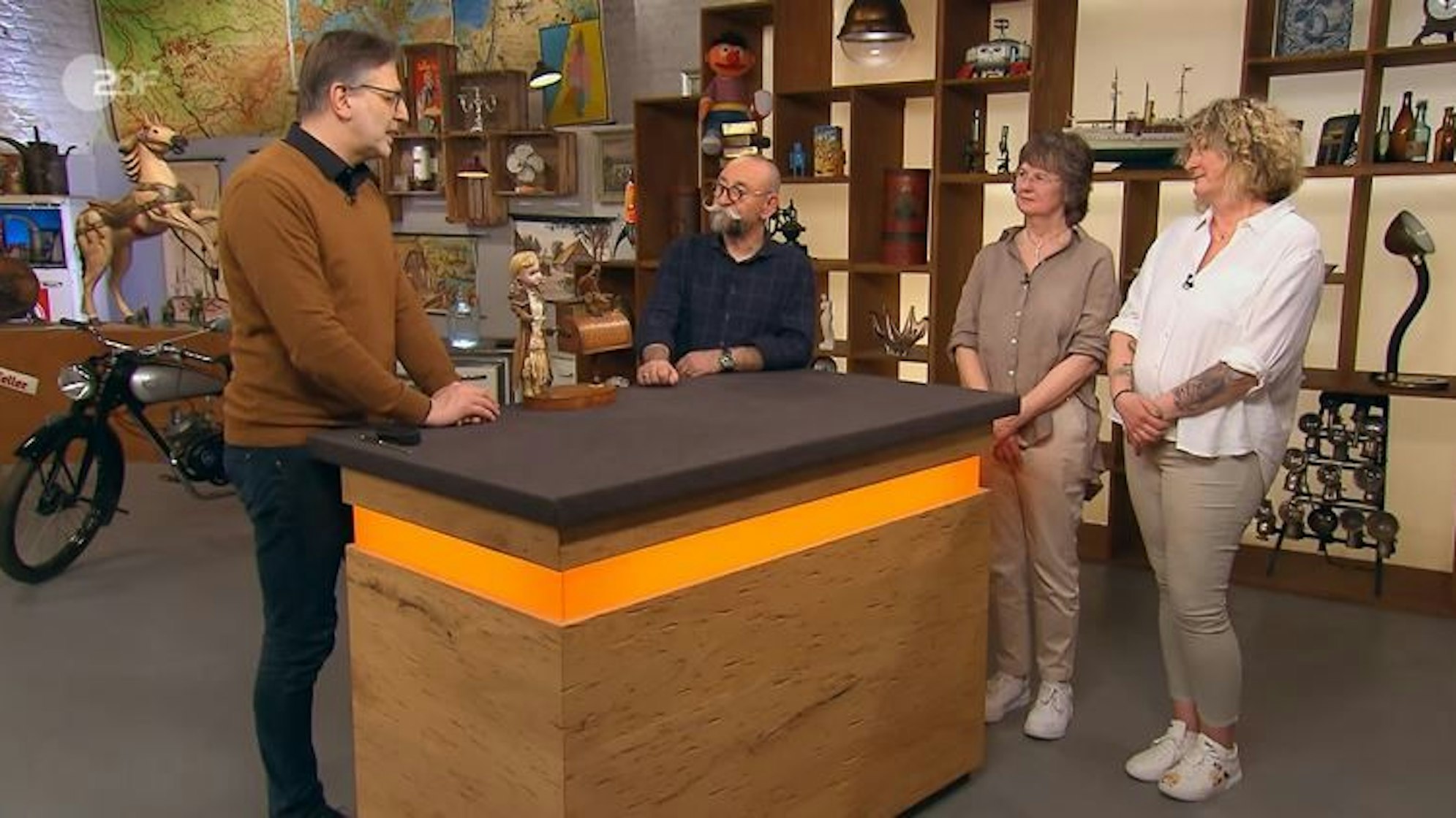 Simone Martin (v.r.) mit ihrer Schwester Patricia Bleeck und Moderator Horst Lichter bei der Expertise von Detlev Kümmel bei „Bares für Rares“.