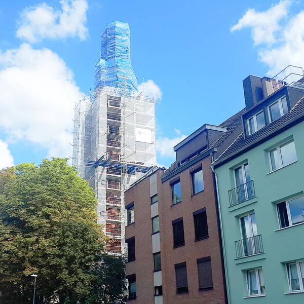 Seit Mitte Juli ist der Turm der Lutherkirche eingerüstet. Die Spitze hat eine blaue Bauplane bekommen.