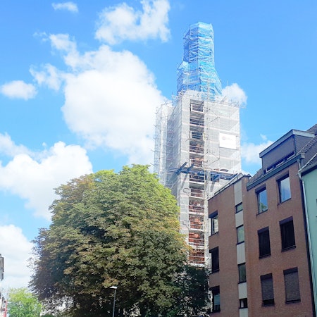 Seit Mitte Juli ist der Turm der Lutherkirche eingerüstet. Die Spitze hat eine blaue Bauplane bekommen.