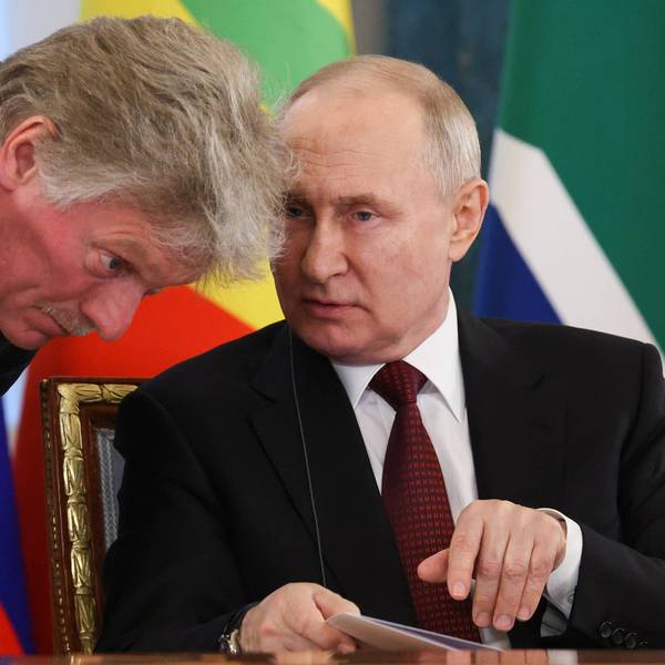 Kremlsprecher Dmitri Peskow im Gespräch mit dem russischen Präsidenten Wladimir Putin. Peskow hat das TV-Duell im US-Wahlkampf kritisiert. (Archivbild)