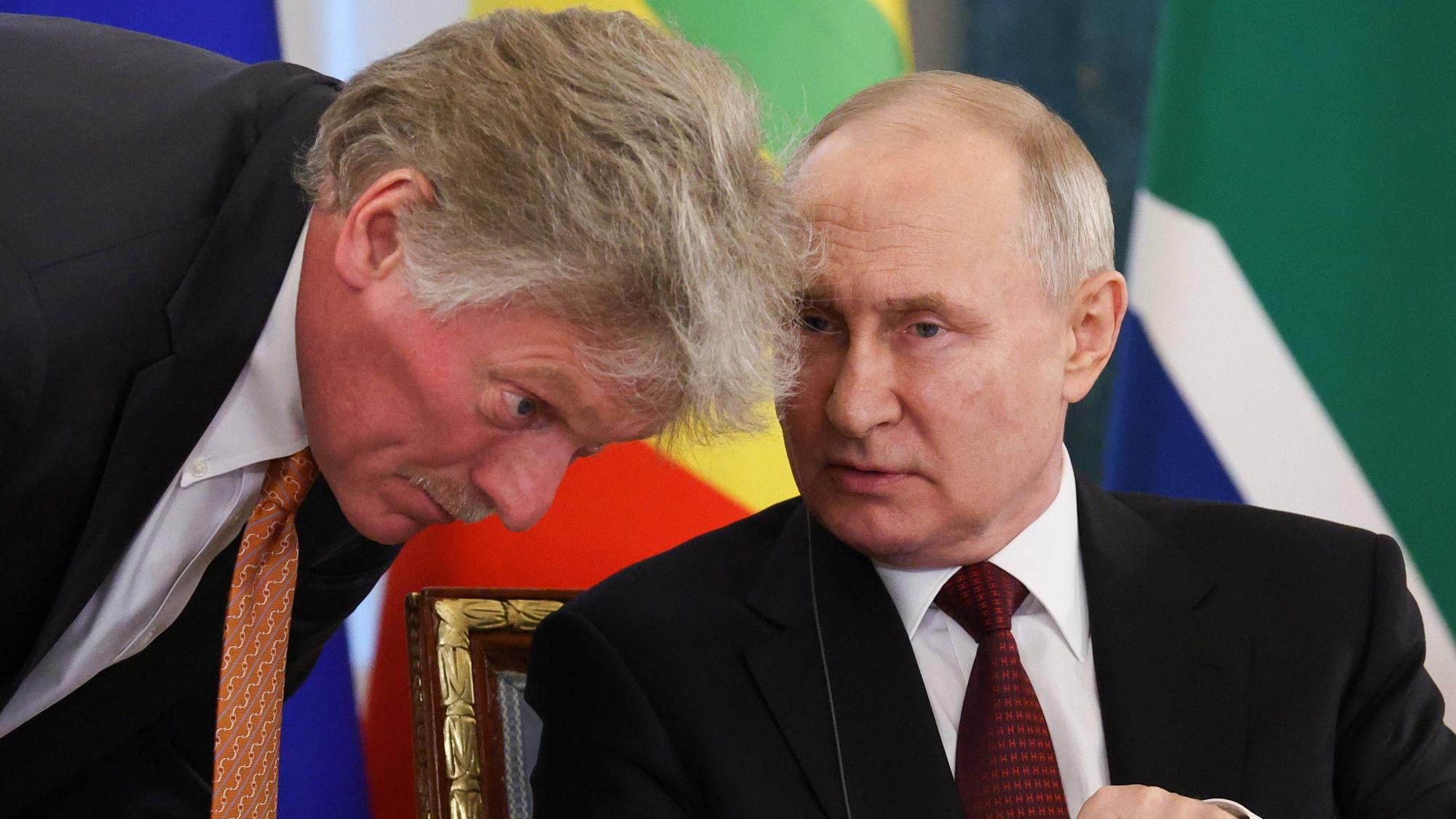 Kremlsprecher Dmitri Peskow im Gespräch mit dem russischen Präsidenten Wladimir Putin. Peskow hat das TV-Duell im US-Wahlkampf kritisiert. (Archivbild)