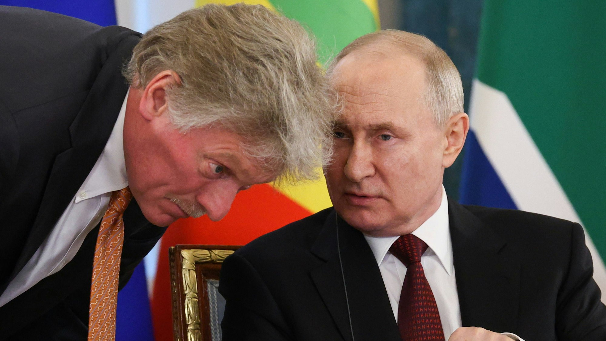 Kremlsprecher Dmitri Peskow im Gespräch mit dem russischen Präsidenten Wladimir Putin. Peskow hat das TV-Duell im US-Wahlkampf kritisiert. (Archivbild)