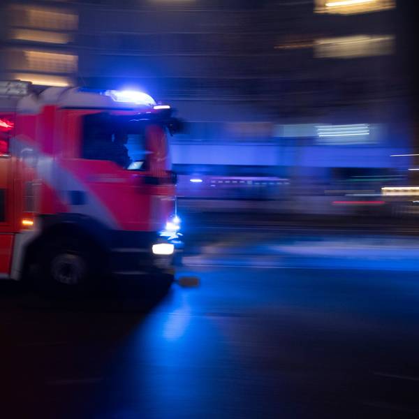 Ein Einsatzfahrzeug der Feuerwehr fährt über die Sonnenallee.