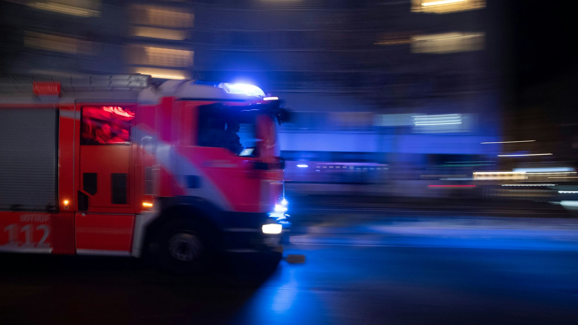 Ein Einsatzfahrzeug der Feuerwehr fährt über die Sonnenallee.