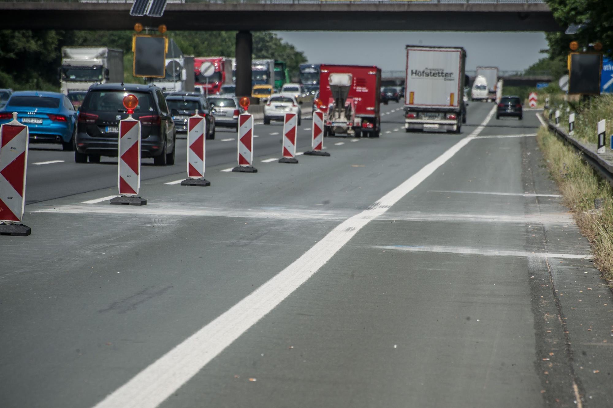 Autobahn 3 im Frühsommer 2021: Deutlich kann man anhand des weißen Streifens eine Delle in der Fahrbahn sehen, wo die Ferngasleitung unter der Straße lang führt.