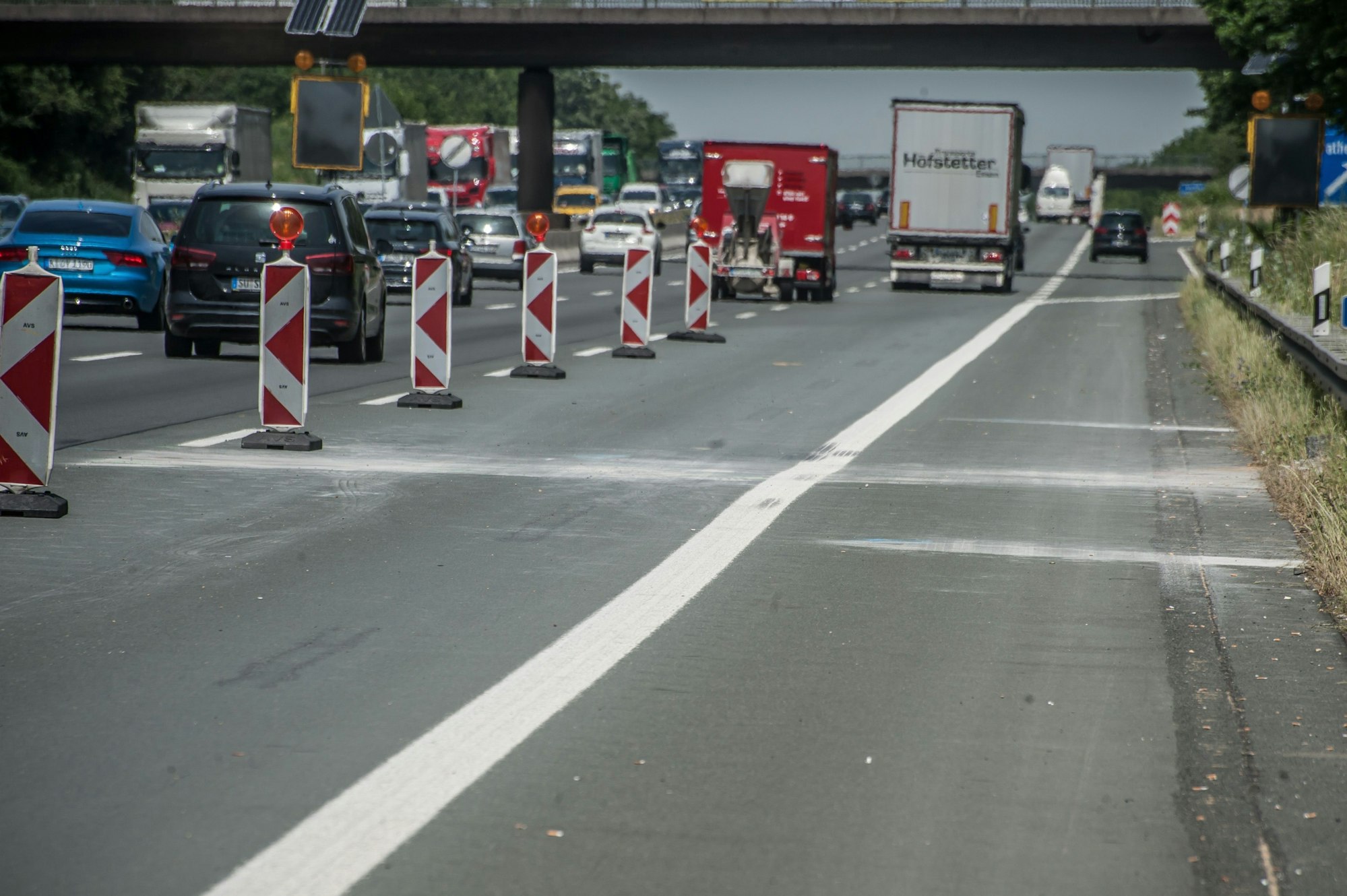 Autobahn 3 im Frühsommer 2021: Deutlich kann man anhand des weißen Streifens eine Delle in der Fahrbahn sehen, wo die Ferngasleitung unter der Straße lang führt.