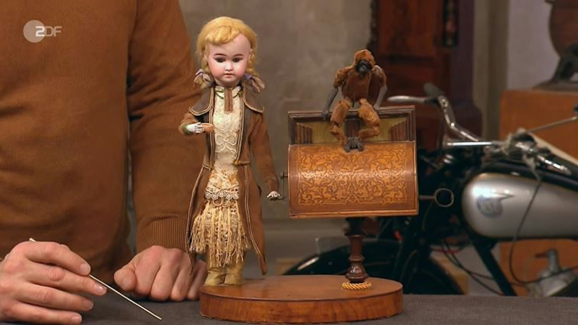 Spätestens, wenn die Melodie erklang, sorgte die Spieluhr bei „Bares für Rares“ für Gänsehaut.