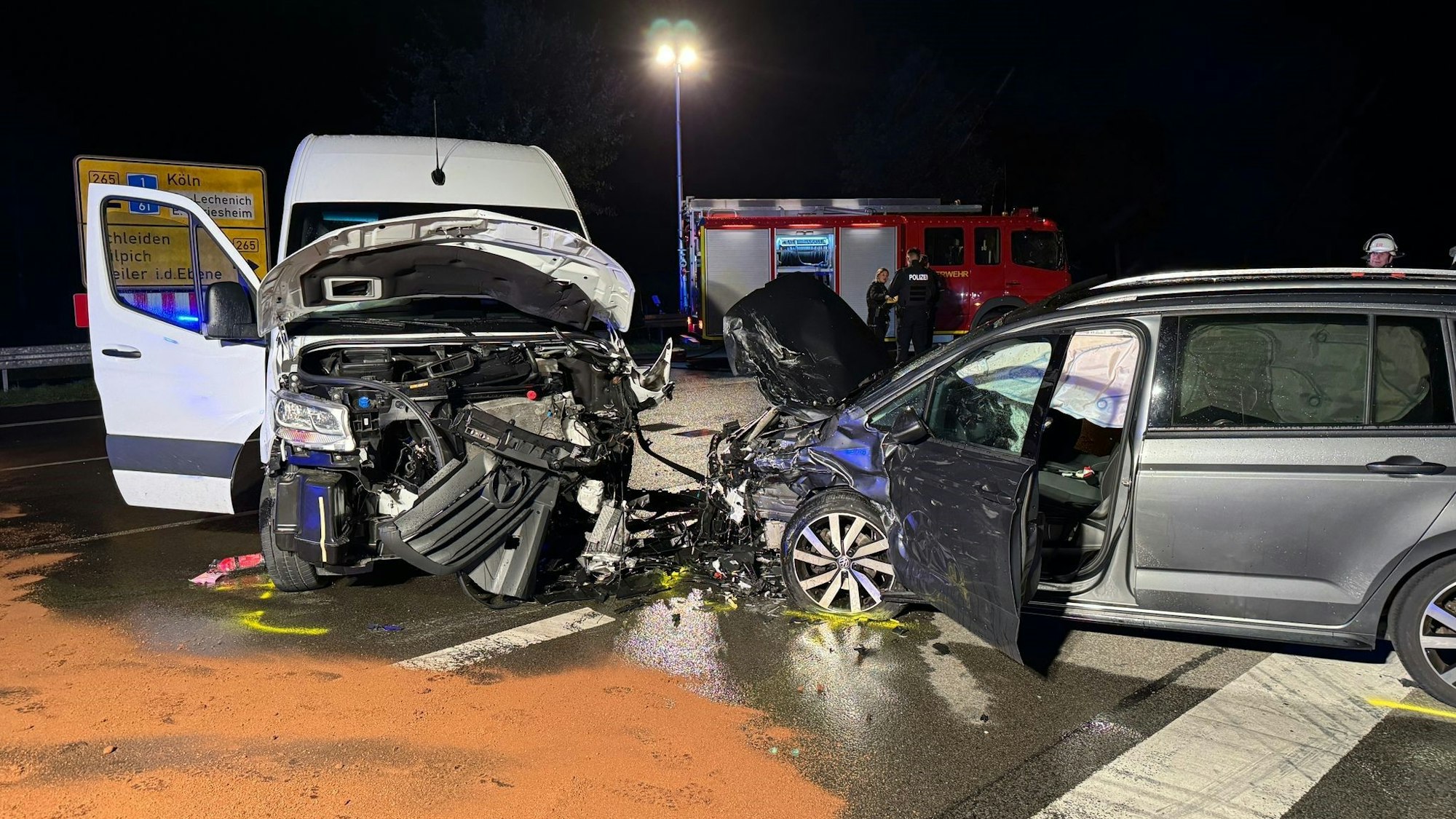Die beiden Autos waren nach dem Unfall in Erftstadt-Erp nicht mehr fahrbereit.