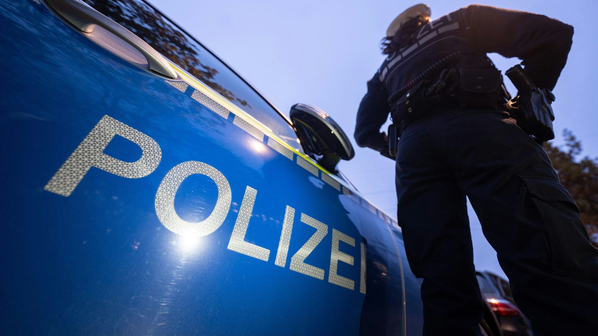 Ein Zeuge beobachtete in Köln, wie eine junge Frau das französische Kennzeichen an einem Auto entfernte. (Symbolbild)