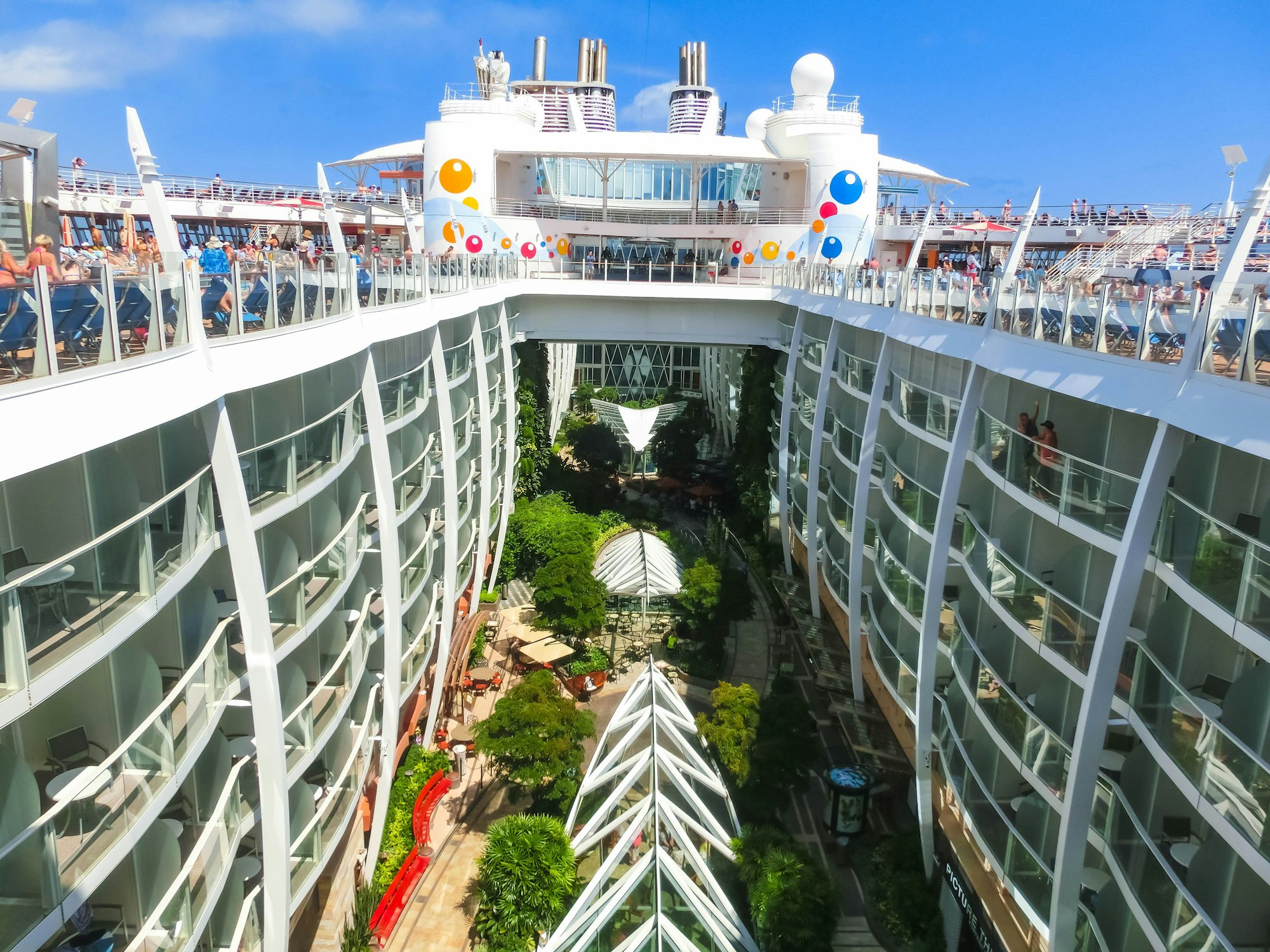Blick auf das Atrium des Kreuzfahrtschiffs „Harmony of the Seas“.