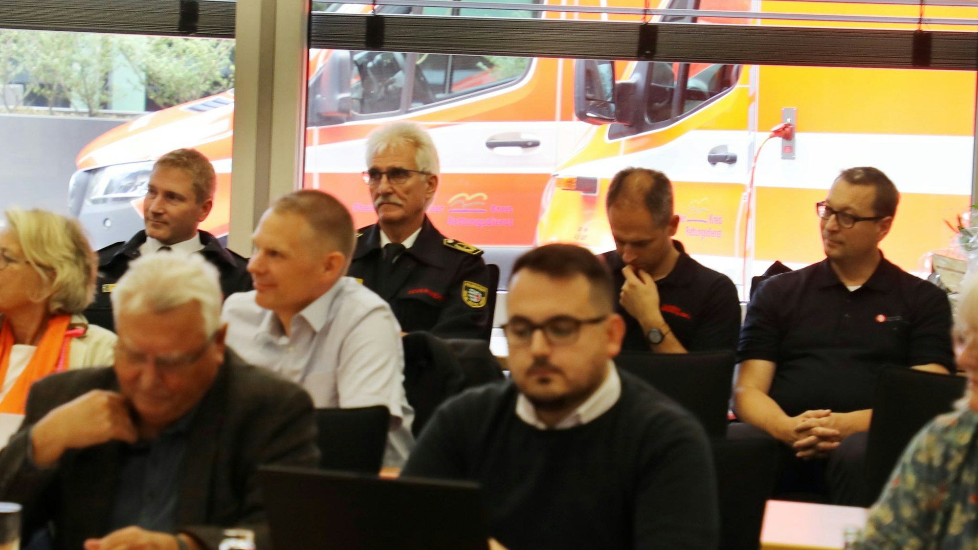 Zuhörer sitzen im großen Sitzungssaal des Kreishauses Am Rübezahlwald.