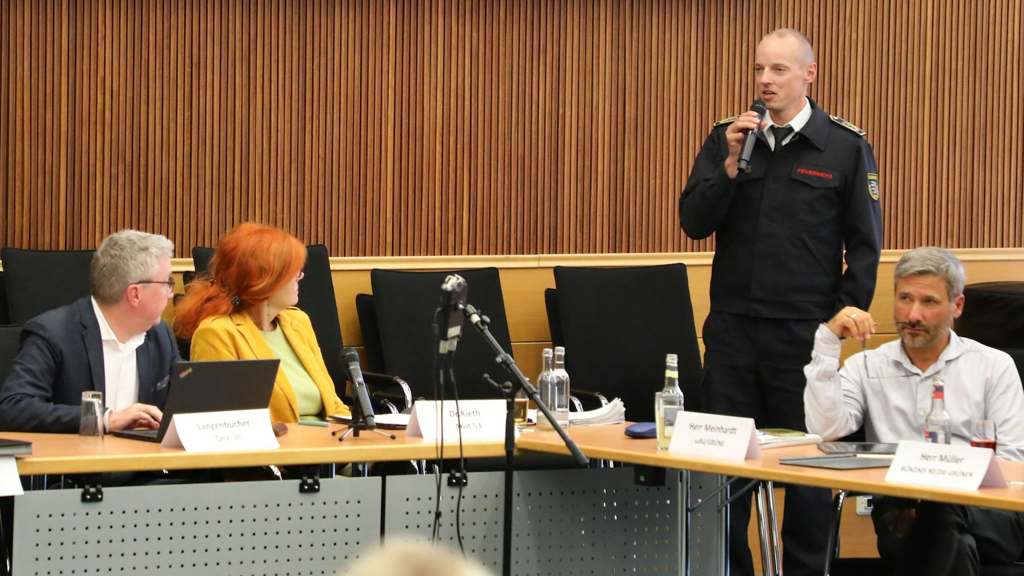 Der scheidende Kreisbrandmeister Martin Müller-Saidowski spricht mit einem Mikro im großen Sitzungssaal des Kreishauses Am Rübezahlwald.