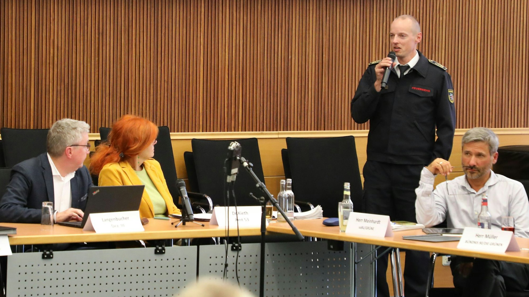Der scheidende Kreisbrandmeister Martin Müller-Saidowski spricht mit einem Mikro im großen Sitzungssaal des Kreishauses Am Rübezahlwald.