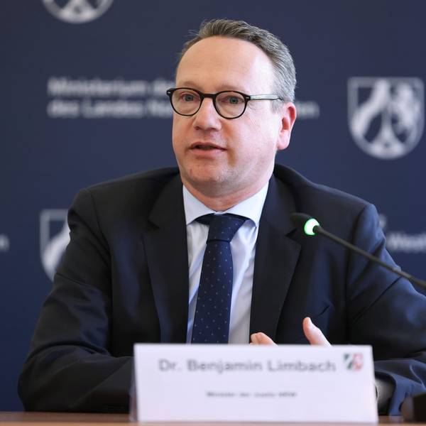 Benjamin Limbach, Minister der Justiz von Nordrhein-Westfalen, spricht bei einer Pressekonferenz in Düsseldorf.
