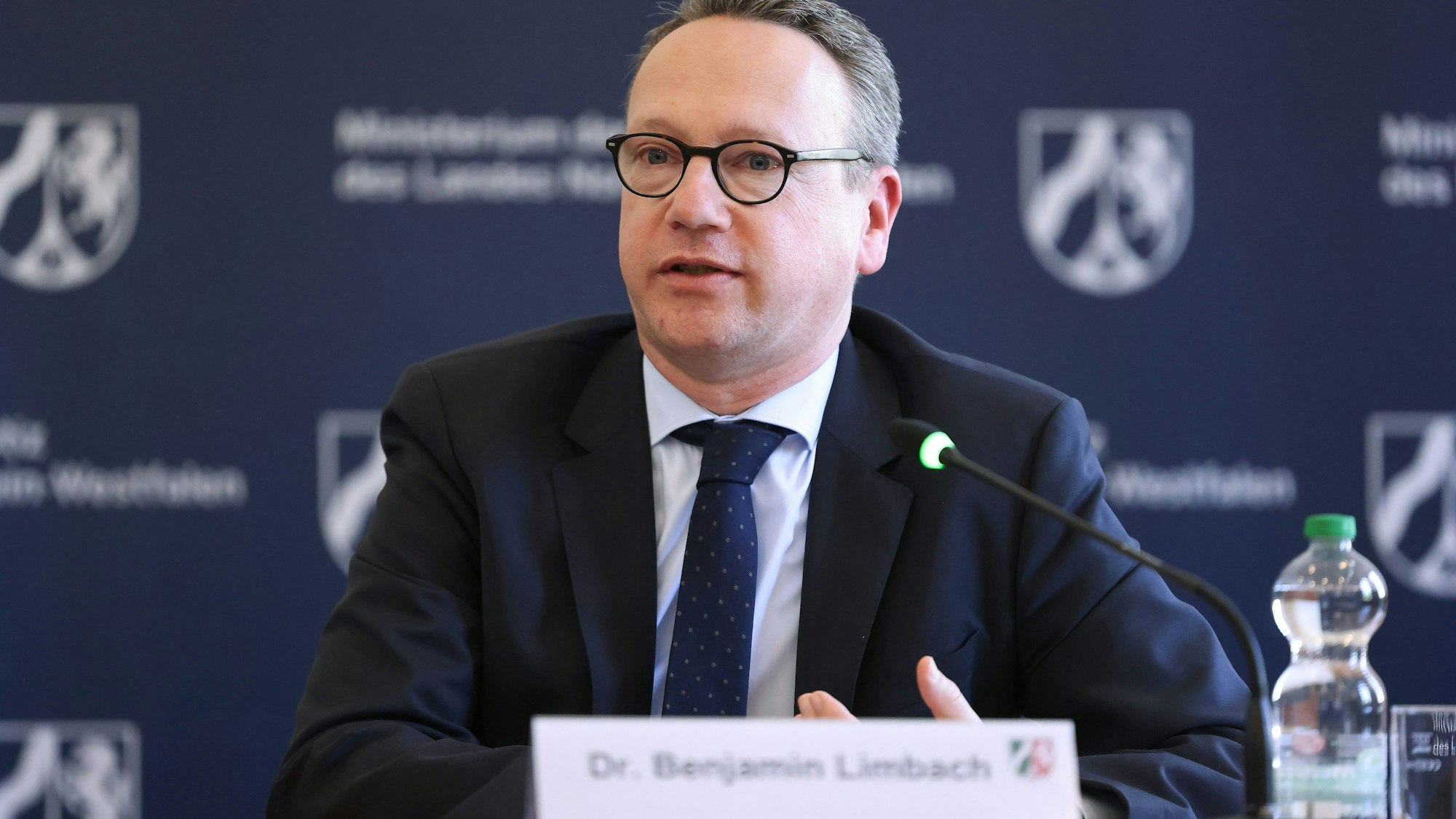 Benjamin Limbach, Minister der Justiz von Nordrhein-Westfalen, spricht bei einer Pressekonferenz in Düsseldorf.