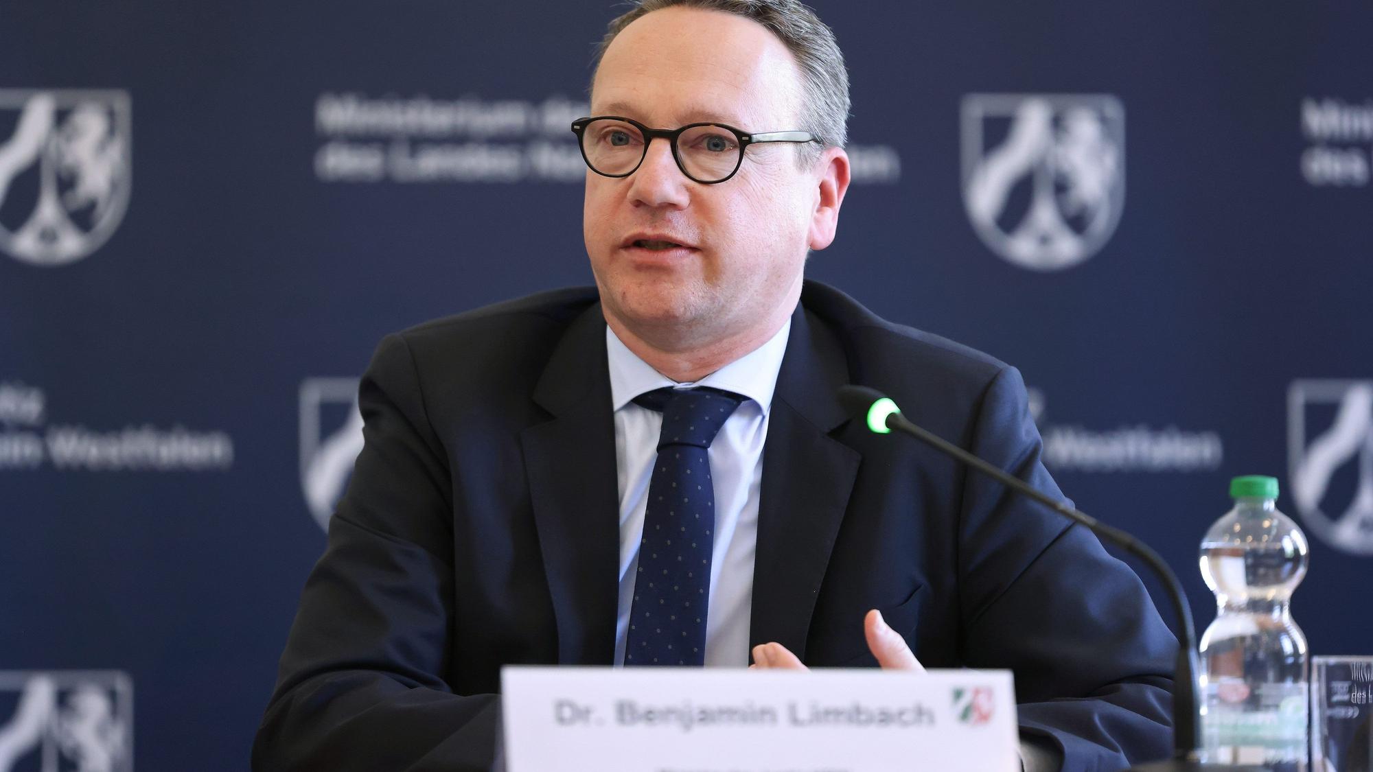 Benjamin Limbach, Minister der Justiz von Nordrhein-Westfalen, spricht bei einer Pressekonferenz in Düsseldorf.