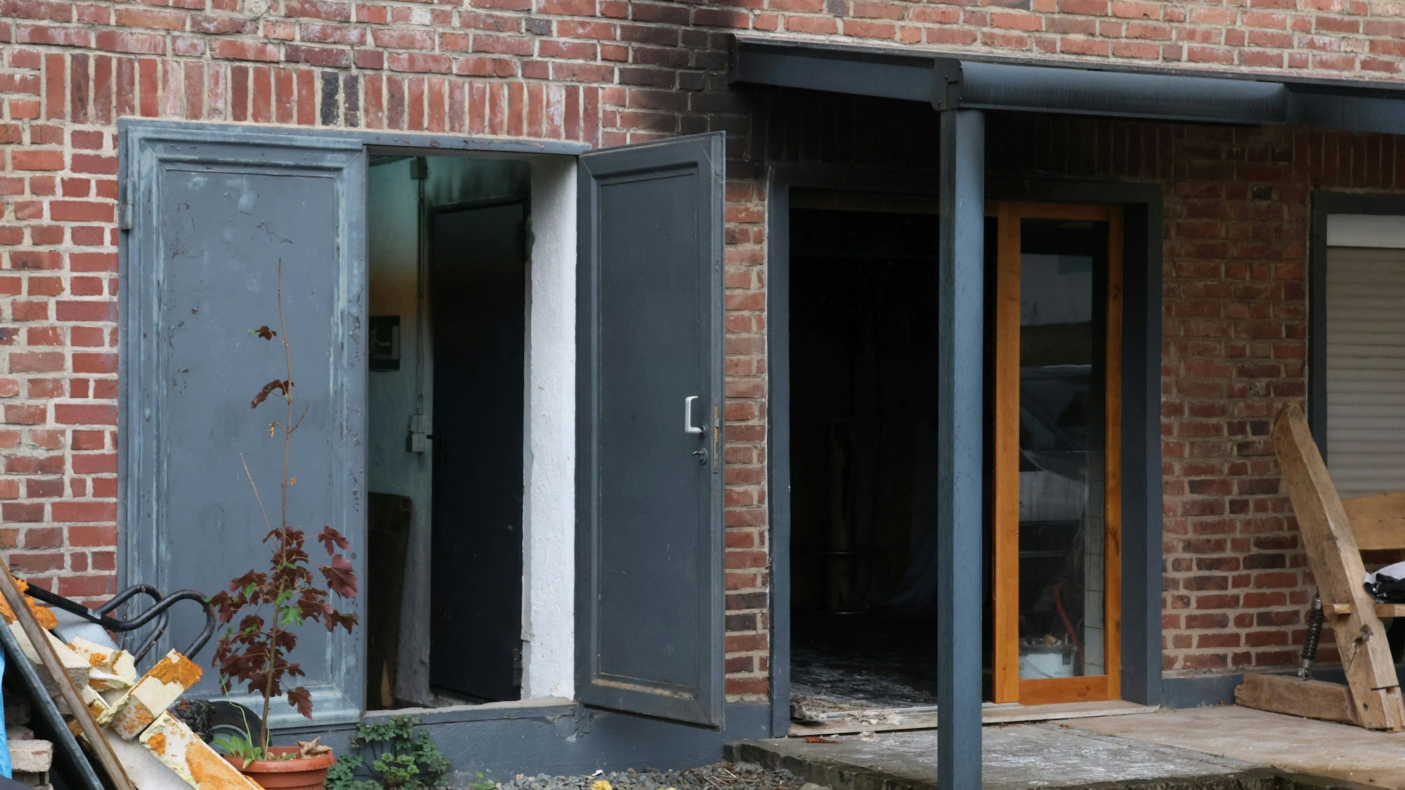 Ein Wohnhaus mit offenen Türen. Es ist erkennbar, dass es im Innern gebrannt hat.