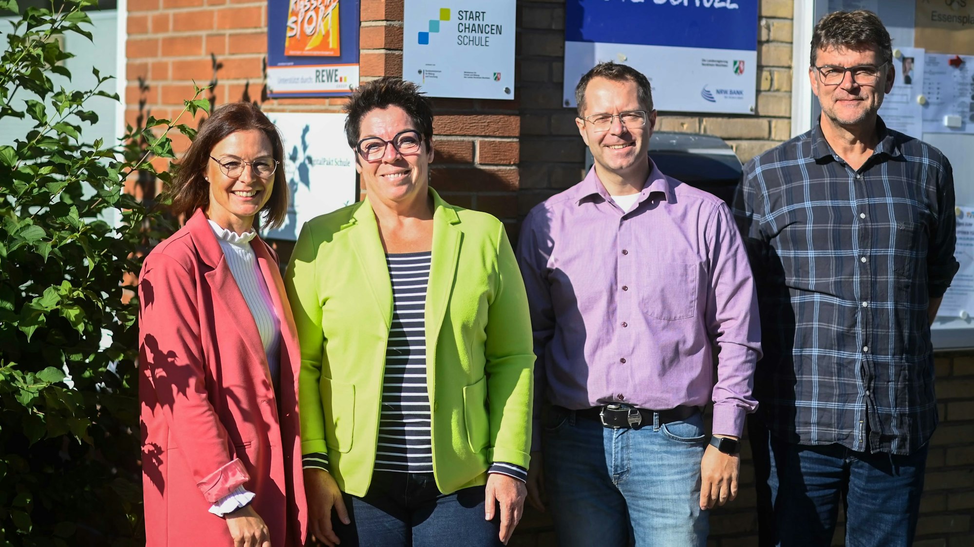 Das Bild zeigt die beiden Leitungen der zwei Euskirchener Grundschulen.