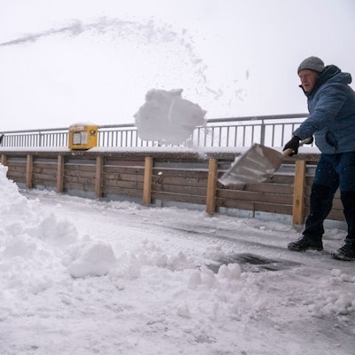 12.09.2024, Bayern, Garmisch-Partenkirchen: Eine Frau und ein Mann räumen den Neuschnee auf der Aufsichtsplattform der Zugspitze.
Auf der Zugspitze liegt bereits ganz schön viel Schnee. (zu dpa: «Erster Schnee») Foto: Peter Kneffel/dpa - Honorarfrei nur für Bezieher des Dienstes dpa-Nachrichten für Kinder +++ dpa-Nachrichten für Kinder +++