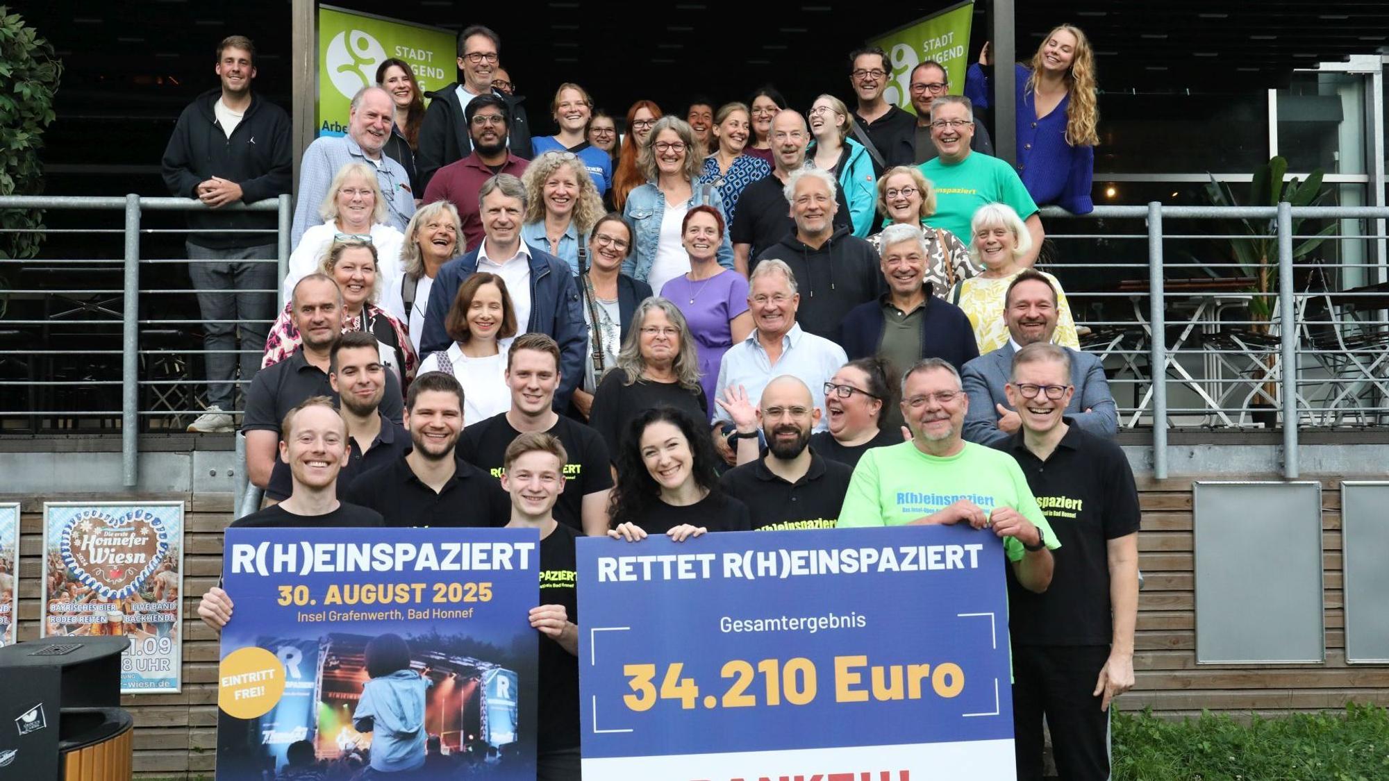 Unterstützer und Vertreter des Stadtjugendrings freuten sich, dass es weiter geht.