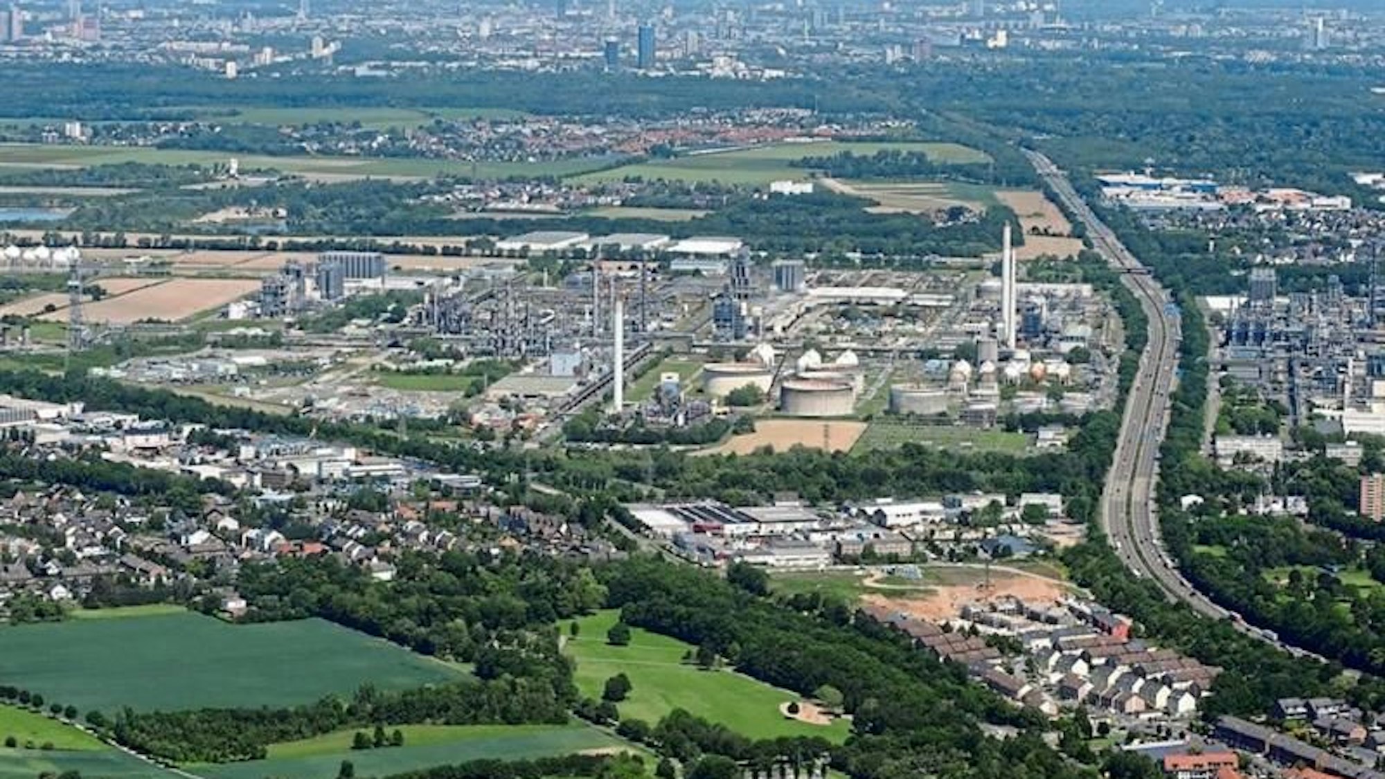 Die Luftaufnahme zeigt das Betriebsgelände von LyondellBasell in Wesseling.