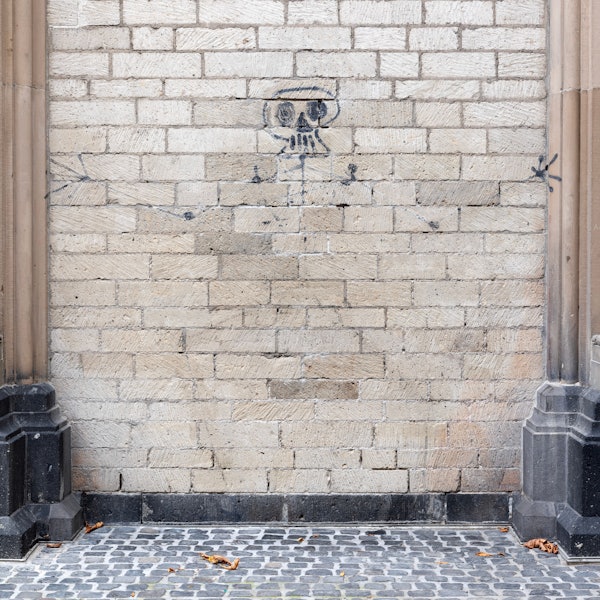 Nur noch der Kopf und die Hände sind erhalten, so sieht der „Kölner Totentanz“ an der St.-Cäcilien Kirche jetzt aus.