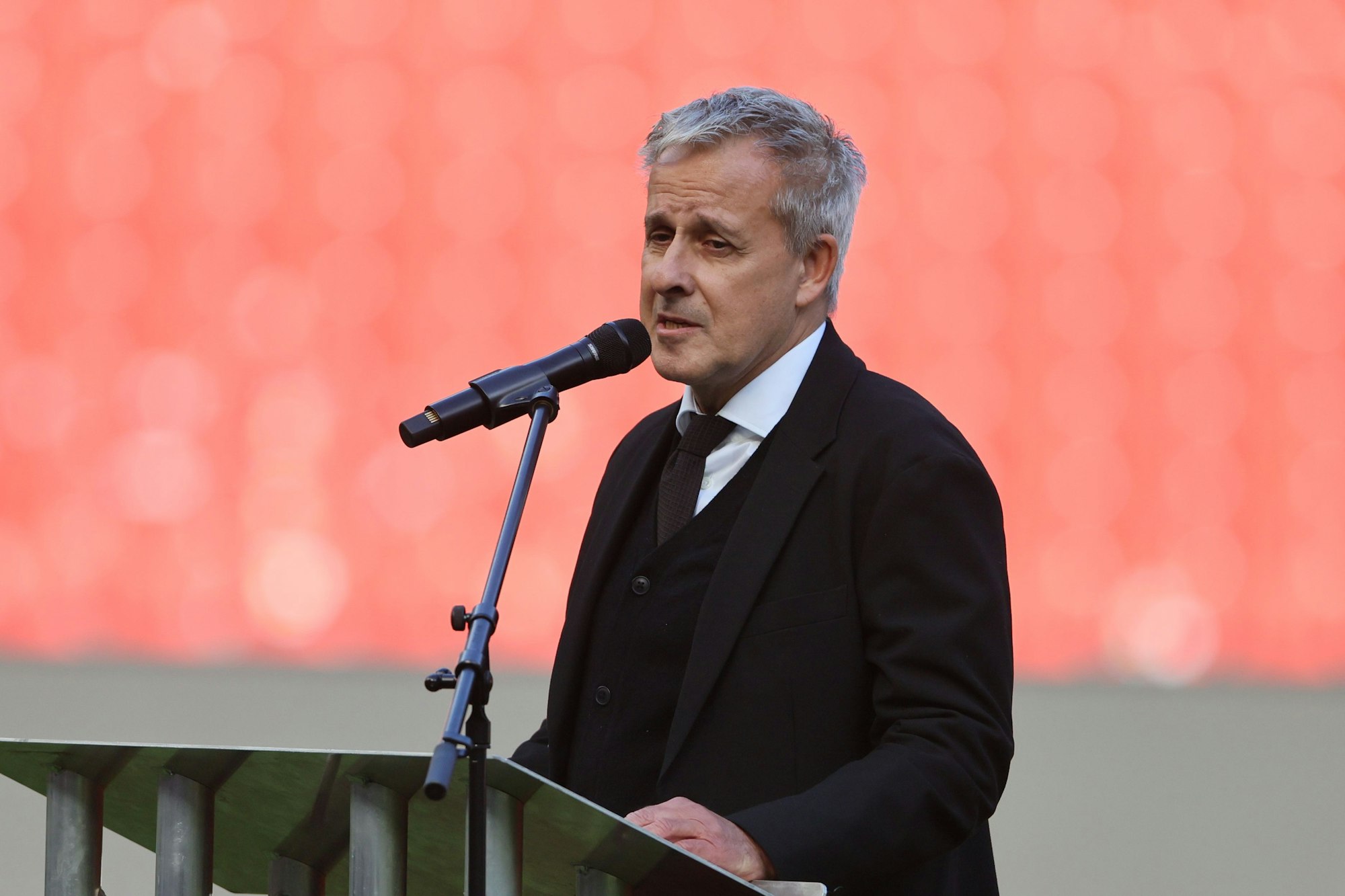 Pierre Littbarski am Mikrofon über Christoph Daum: „Ich hab drei Menschen auf einmal verloren“
