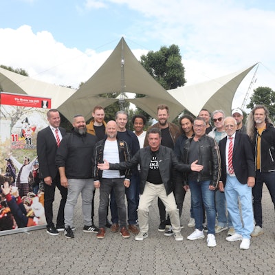 Moderator Linus umgeben von Bandmitgliedern großer Kölner Bands