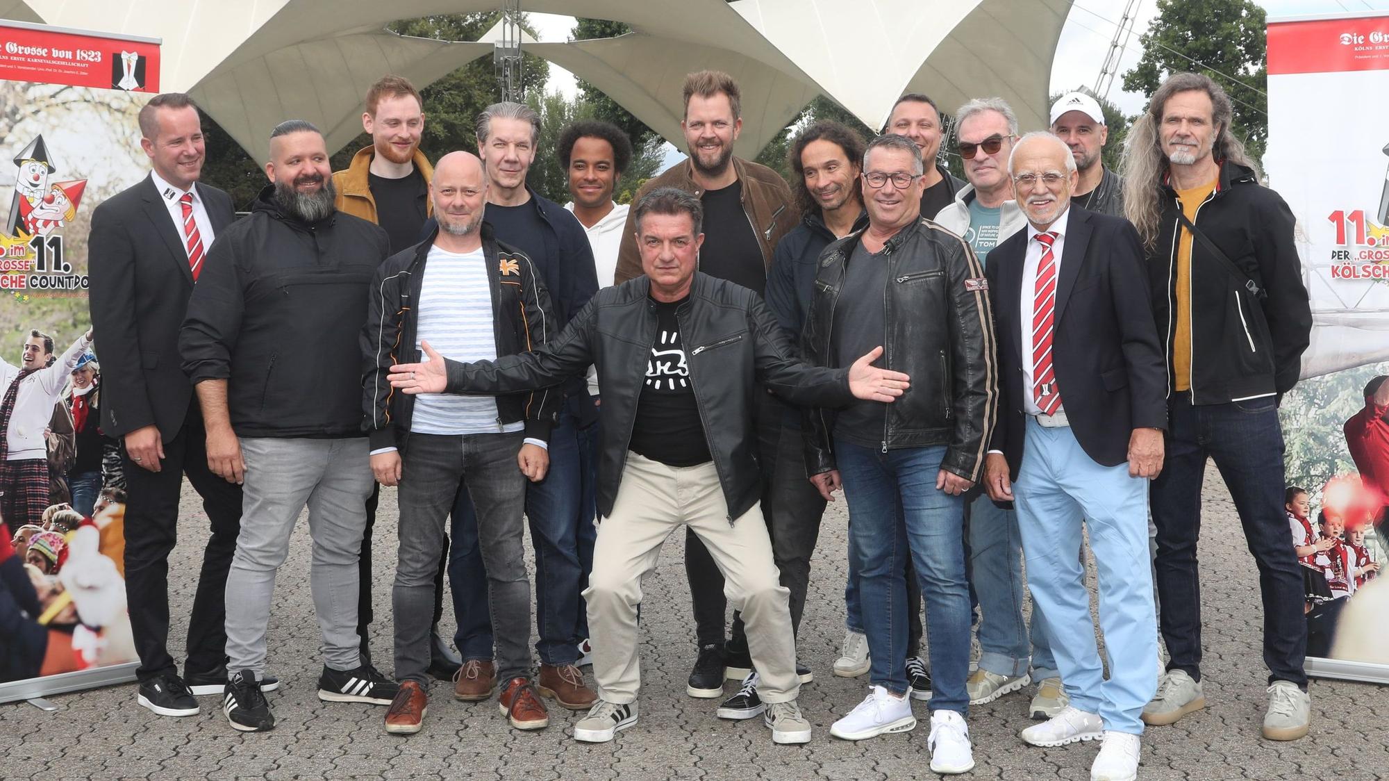 Moderator Linus umgeben von Bandmitgliedern großer Kölner Bands
