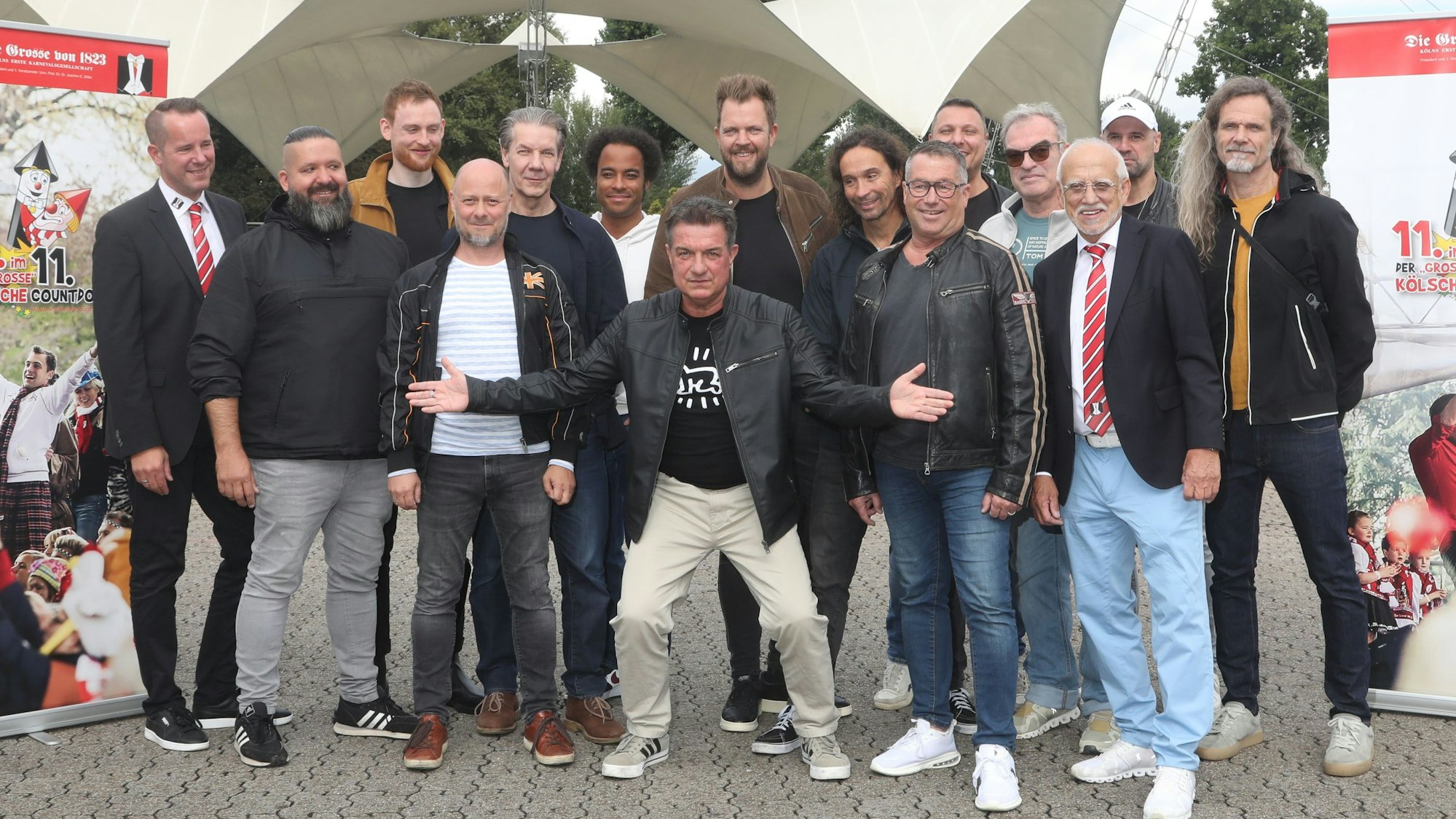 Moderator Linus umgeben von Bandmitgliedern großer Kölner Bands