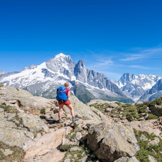 Ein Wanderer blickt auf den Mont Blanc.