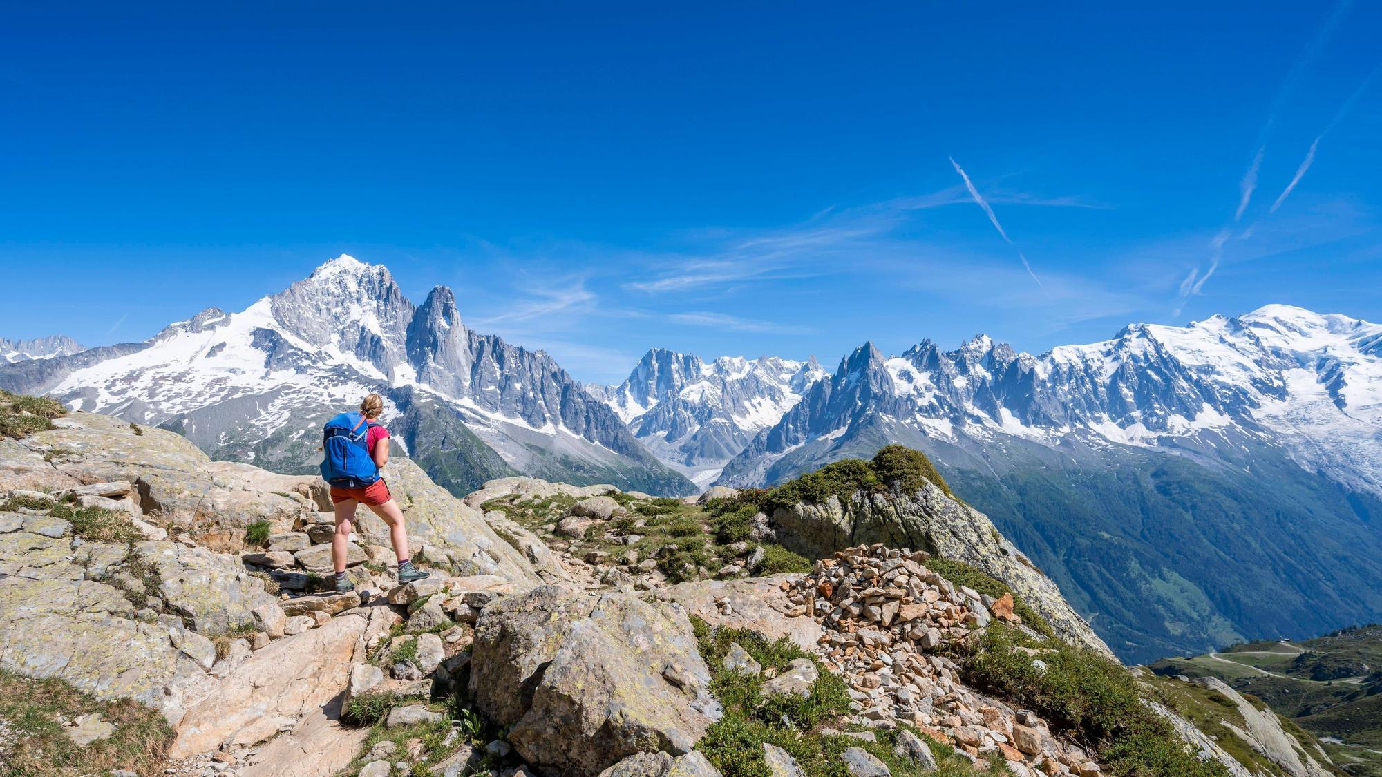 Ein Wanderer blickt auf den Mont Blanc.