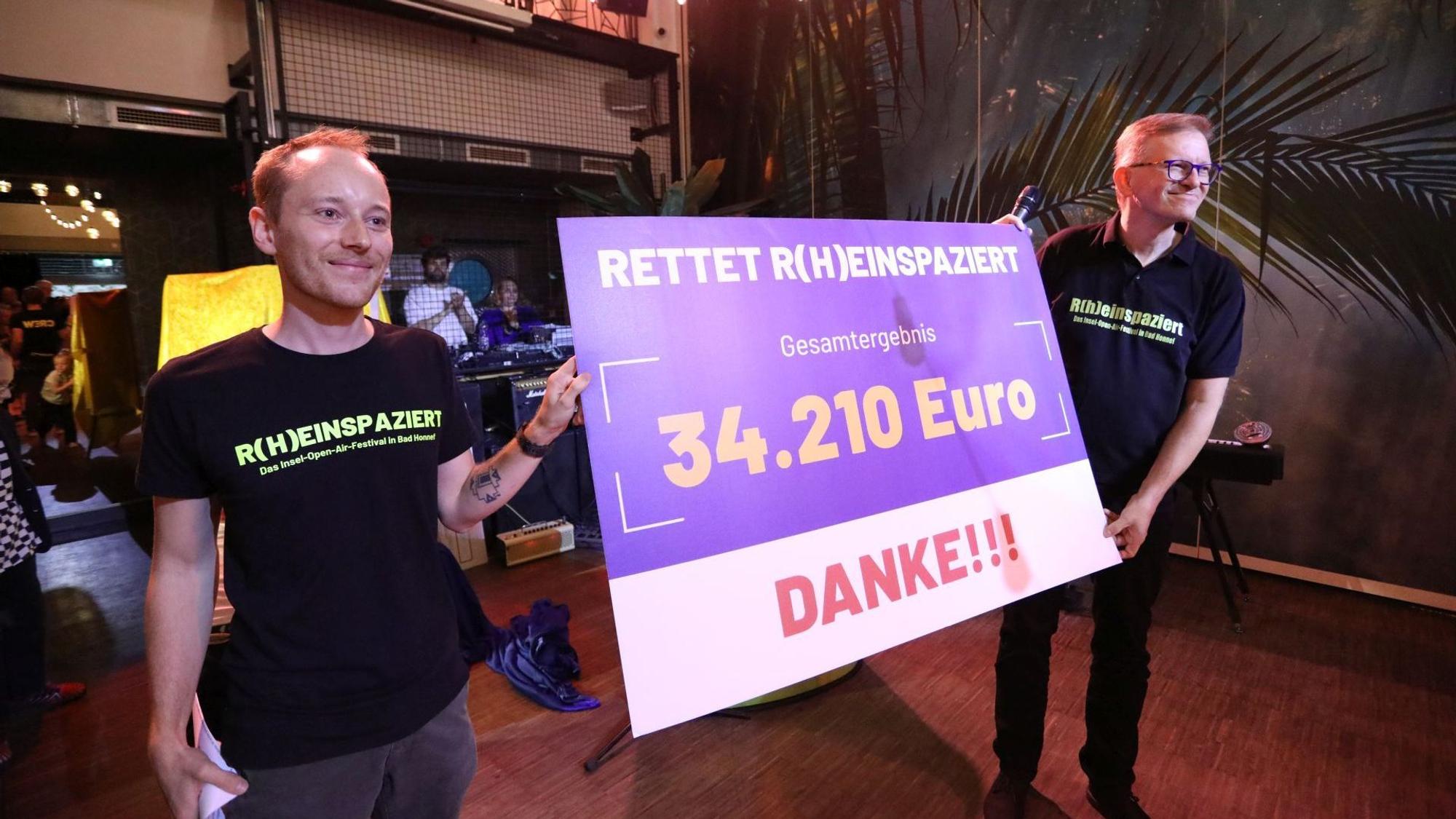 Marius Nisslmüller (l.) und Marcelo Peerenboom präsentierten die Spendensumme.