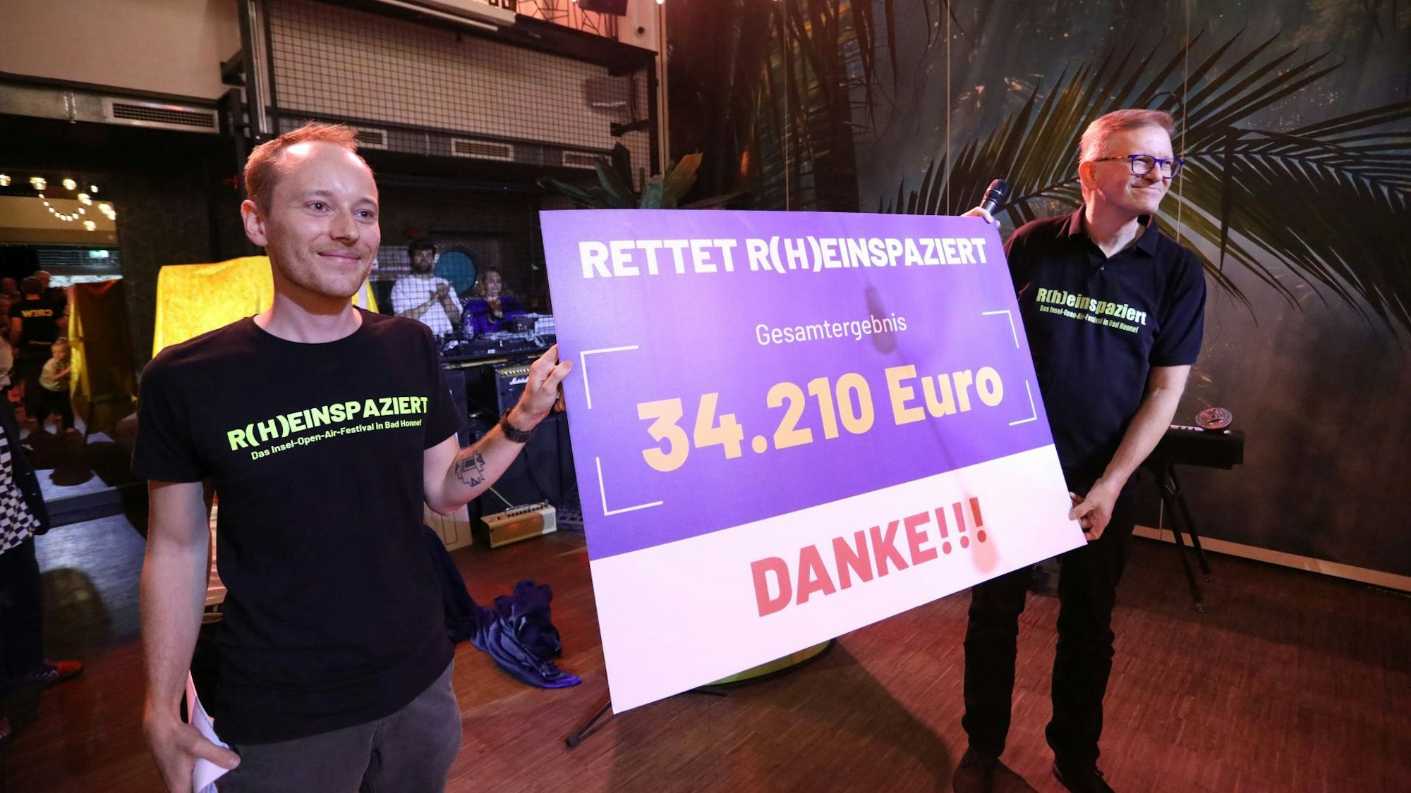 Marius Nisslmüller (l.) und Marcelo Peerenboom präsentierten die Spendensumme.