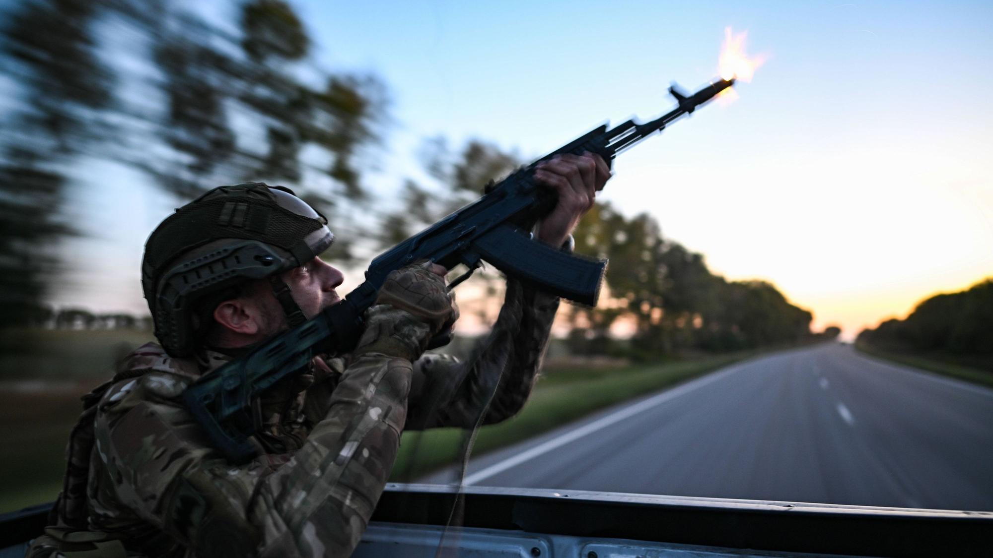 Ein tschetschenischer Kämpfer der Akhmat-Truppen schießt in der Region Kursk mutmaßlich auf eine ukrainische Drohne.