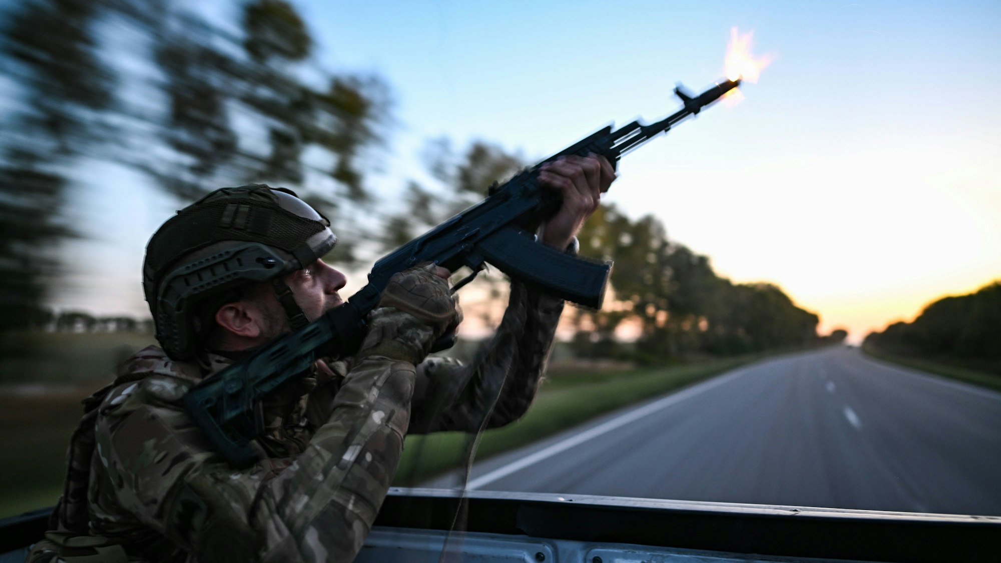 Ein tschetschenischer Kämpfer der Akhmat-Truppen schießt in der Region Kursk mutmaßlich auf eine ukrainische Drohne.