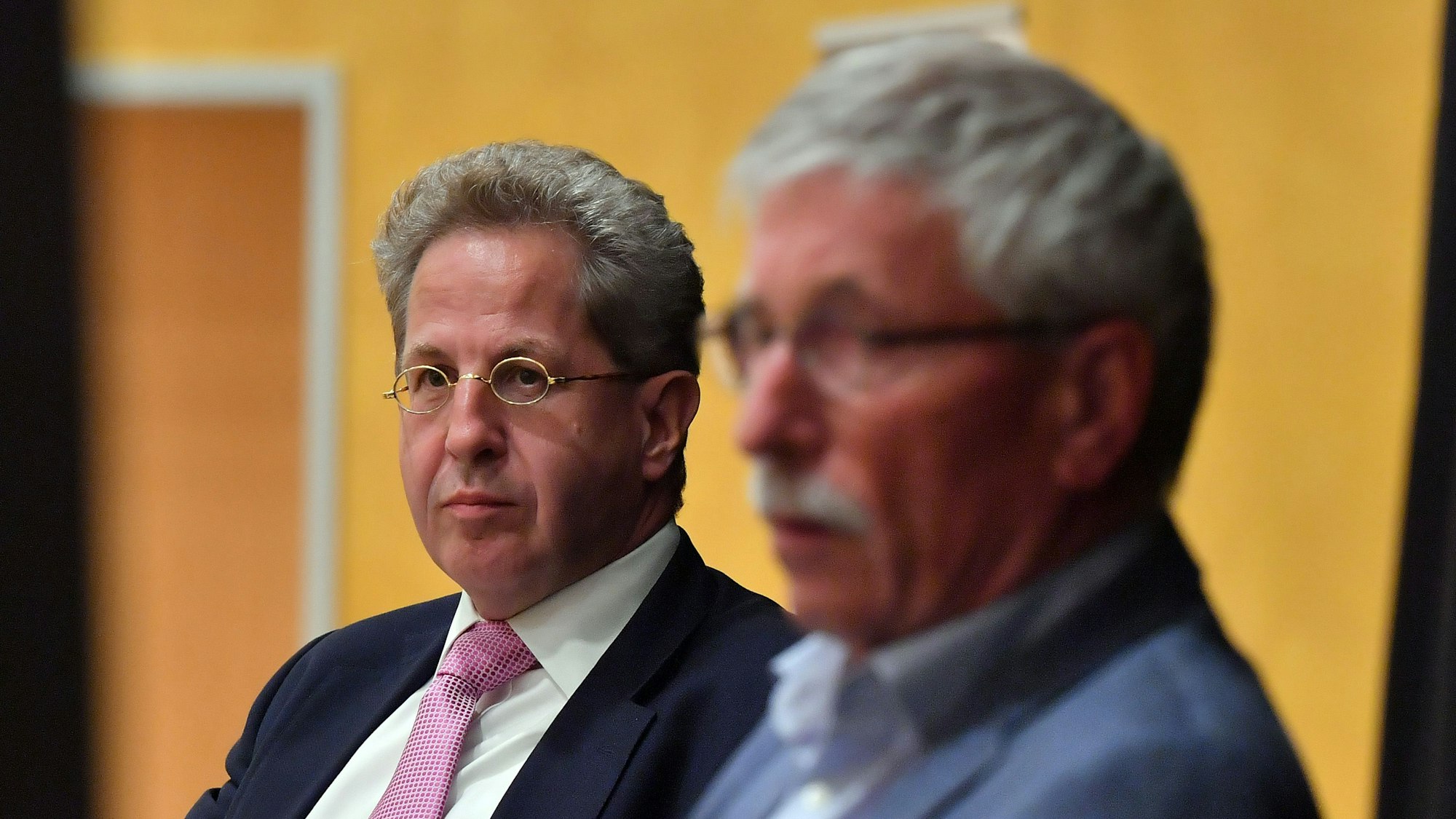 Hans-Georg Maaßen (l.), Ex-Verfassungsschutz-Chef und Thilo Sarrazin (r.) bei einer Veranstaltung in Suhl im September 2021